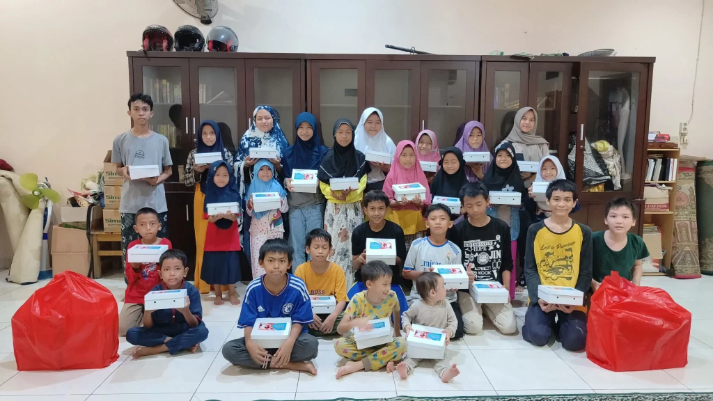 Anak-anak yatim di Panti Asuhan Tangerang Arrıyaadhul Jannah sedang berfoto bersama setelah menerima bantuan